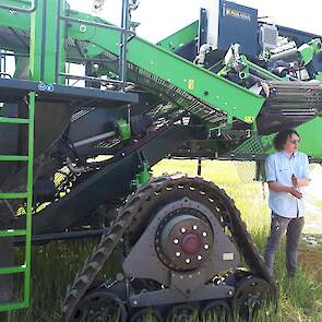 Bram Veldhuisen (WUR) legt bij een aardappelrooier / uienlader één en ander uit over het werken op vaste rijpaden, in dit geval 3 meter. Die afstand is een keer een keuze geweest, legt hij uit. Op deze éénmaal gekozen afstand wordt nu verder gewerkt. Wat