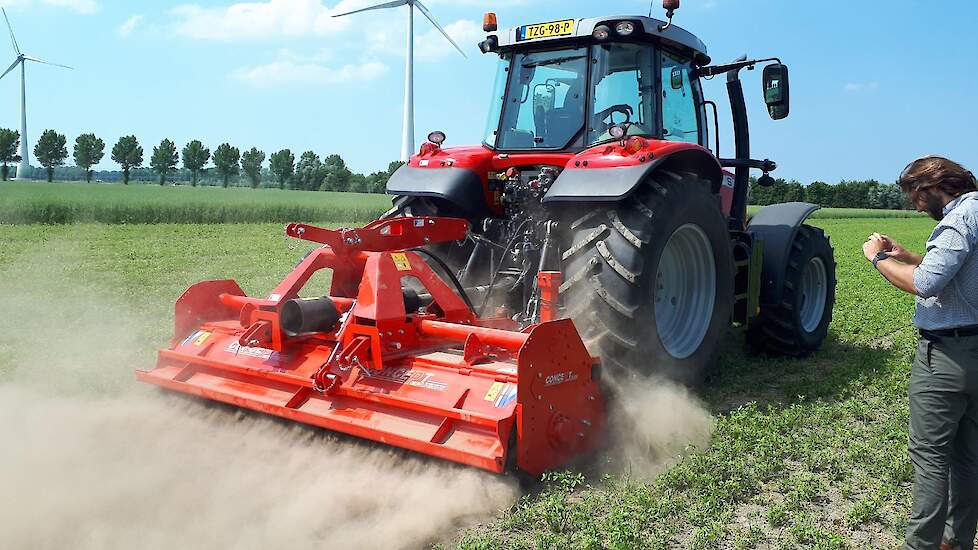 Biomulchen, ofwel het werk met een biofrees is oppervlakkig groenbemesters of grasklavers onderwerken. Machines van Maschio, Perugini en Struik deden hun werk in de lastige grond met lastige luzerne op een lastig tijdstip in het jaar. Dat deed niets af aa