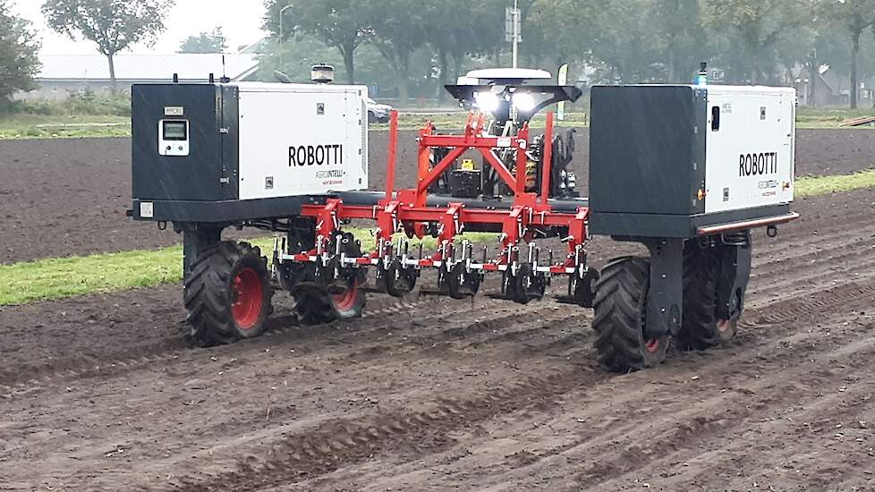 De Robotti is een 2850 kilogram zware werktuigdrager. Aandrijving is door een dieselmotor. Deze ligt op de ene kant boven de wielen, aan de andere kant bevindt zich de brandstoftank. Omdat het werktuig tussen de wielen hangt, is vierwielbesturing niet mog