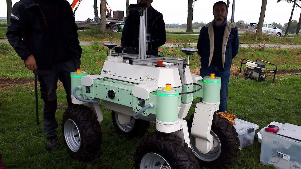 De Arboto van Exobotic is nu nog een typische boomkwekerijmachine. Hij rijdt langs laanbomen en meet op één meter hoogte de dikte van de stammen. De makers sluiten uitbreiding naar akkerbouw echter niet uit. Zij zien het platform dan functioneren in grond