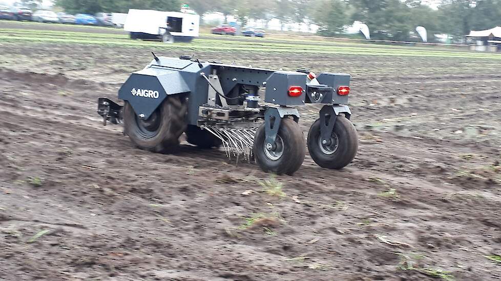 De Aigro Up is nu vooral in gebruik voor schoffelen en eggen in de boomkwekerij. Mede Aigro-oprichter Peter Briër ziet echter ook kansen voor de akkerbouw. „Zoals er nu soms acht arbeidskrachten de akker opgaan, kan dat straks ook een zwerm autonome robot