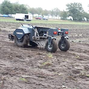 De Aigro Up is nu vooral in gebruik voor schoffelen en eggen in de boomkwekerij. Mede Aigro-oprichter Peter Briër ziet echter ook kansen voor de akkerbouw. „Zoals er nu soms acht arbeidskrachten de akker opgaan, kan dat straks ook een zwerm autonome robot