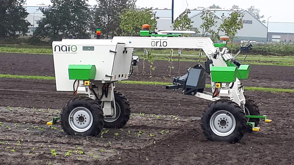 De Naïo Orio zagen we min of meer eerder. Grootste verschil van dit model met zijn voorganger Dino is de portaalbouw, waardoor meer ruimte voor werktuigen ontstaat. Zo is de Orio geschikt voor schoffelen, zaaien, spuiten en maaien. Het gewicht bedraagt 1.