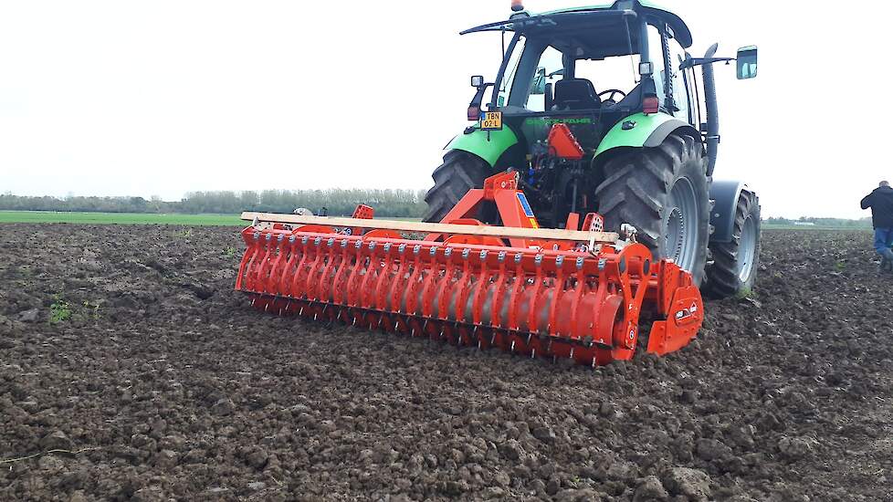 Kuhn bracht de HR B303 mee, een machine met een zwaarder frame om een zaaicombinatie te kunnen maken. Met 10 rotoren op 3 meter uitgerust met zwaardere tanden. Samen met het hoge toerental van 417 toeren per minuut geeft dat een hardere klap op de kluiten