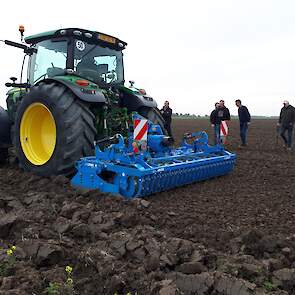 De Lemken Zirkon12 is een rotorkopeg voor trekkers tot 340 pk. De machine heeft 4 rotors per meter, op deze 3 meter werkbreedte dus 12 in totaal. Voor deze demo staan de rotortanden slepend, ze zijn met een om te stellen tussentandwiel in de bak stekend t