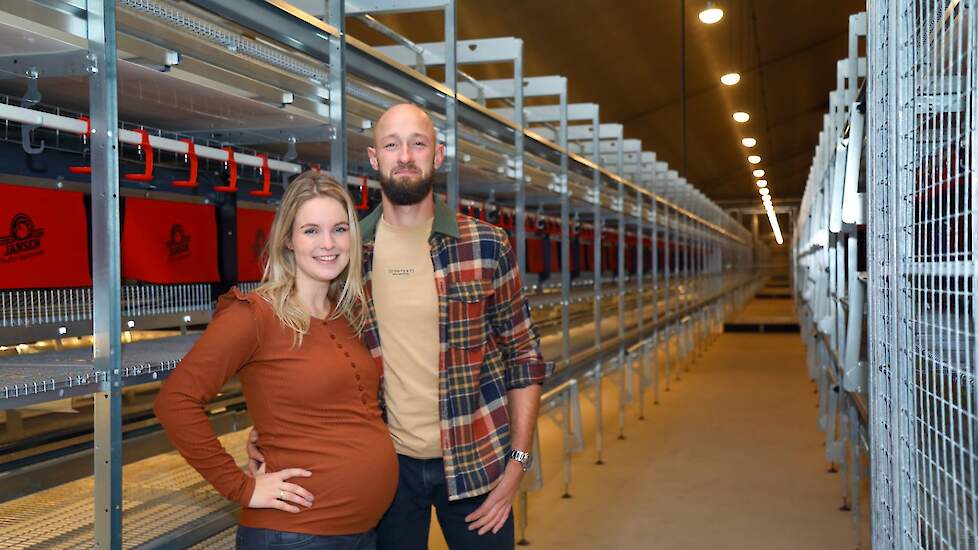 Sharon en Erik Bouwhuis in de nieuwe leghennenstal voor biologische hennen. De kippen, 21.000 Dekalb White, zijn 28 september 2022 opgezet. In de toekomst is het de bedoeling dat Sharon en Erik deze locatie voor hun rekening nemen en Mirjam en Gert-Jan lo