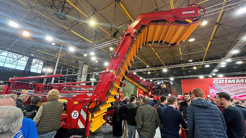 Grimme stelde een aantal nieuwigheden voor, zoals de Select200 Active Steering. Met de Active Steering kan de rooier de trekker automatisch volgen tijdens het rooien, bij het manoeuvreren op de kopakker en ook op de weg. „Zonder extra koppeling aan de tra