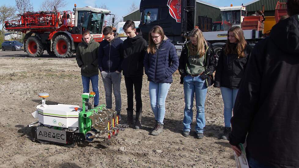 De kleine robot OZ van bouwer Naio blinkt uit in eenvoud, zegt Richard Rietveld van Abemec. Hij kan veel doen in culturen die in rijen werken. De relatief lage prijs van 30.000 euro en praktisch geen storingen maken hem bereikbaar voor laanbomenteelt en v