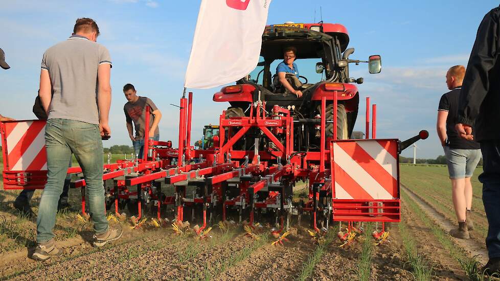 Akkerbouwer Derk Gesink nam zijn eigen Steketee-schoffel mee naar de demo, voorzien van vaste messen en hoekschoffels. De machine hangt in parallel-armen. De camerasoftware herkent geen plantjes maar zoekt naar rijtjes en kan daarom eenvoudig in meerdere