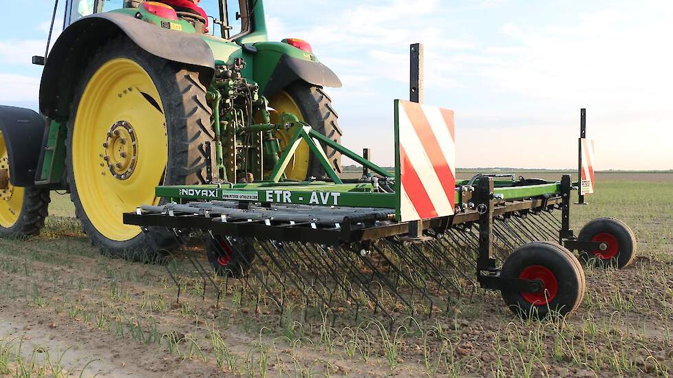 Mechanisatiebedrijf Peterse nam een wiedeg van Novaxi mee. Het werktuig wordt gebouwd door de Franse importeur van Garford. Het gaat om een vast frame op vier wielen. Bijzonder is dat de werkdiepte van de tanden kan worden begrensd; dat is vooral handig b