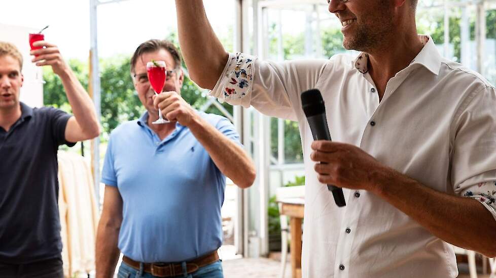 Gerjan Snippe brengt een proost uit