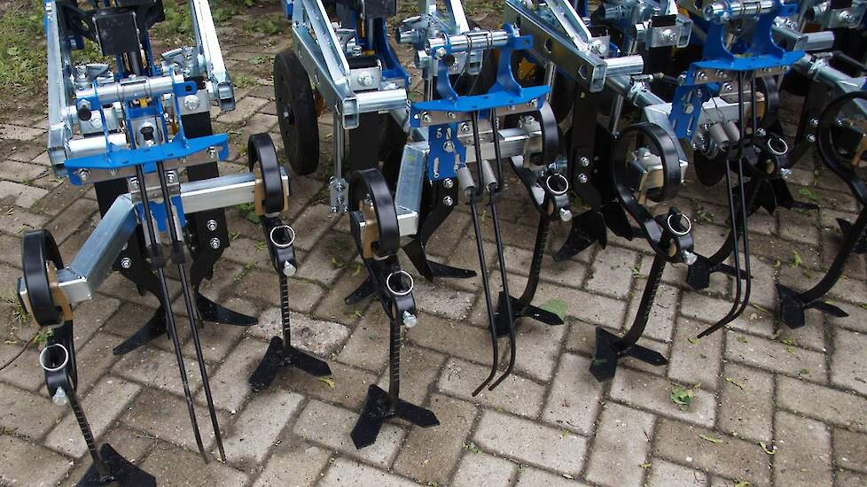 De machine gaat in deze vorm uit van 50 centimeter rijafstand. De schoffels zijn zeer nauwkeurig in te stellen en ze zijn per sectie in te trekken. Pelgröm meldt verder nog dat de schoffelmachine een eigen camerasysteem heeft, dat zelflerend is. De druk i