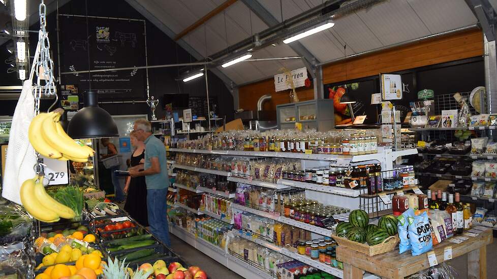 De boerderijwinkel naast de varkenstal