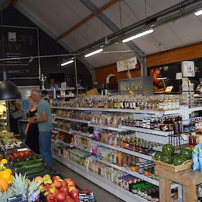 De boerderijwinkel naast de varkenstal