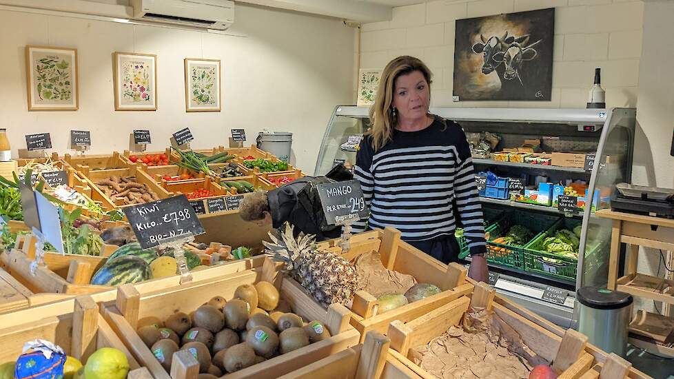 Van der wal zegt onder de indruk te zijn van de groenten en het fruit in de winkel te Vorden.