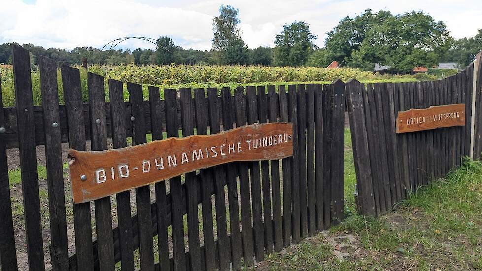 Toegangspoort tuinderij Urtica op een vijfsprong in Vorden.