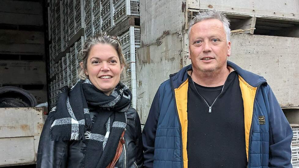 Melkveehouder Bert Vollema (links) legt waarnemend huisarts Anneke van Schepen uit Bolsward (rechts) uit wat biologisch boeren met hem doet. Hij is onder andere met plezier in het land en veel minder gejaagd sinds hij de overstap maakte.