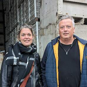 Melkveehouder Bert Vollema (links) legt waarnemend huisarts Anneke van Schepen uit Bolsward (rechts) uit wat biologisch boeren met hem doet. Hij is onder andere met plezier in het land en veel minder gejaagd sinds hij de overstap maakte.