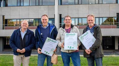 De uitreiking in Brabant met tweede van links Bart Pijnenburg.