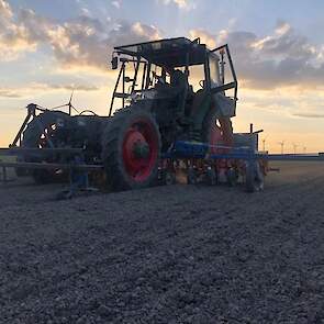 9 mei: Star Agro schoffelt de uien. Niet alleen voor het onkruid, ook om de bodem wat lucht te geven.