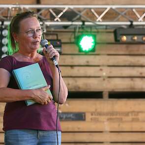 Tineke van den Berg presenteert de nieuwe vertaling van Manfred Klett