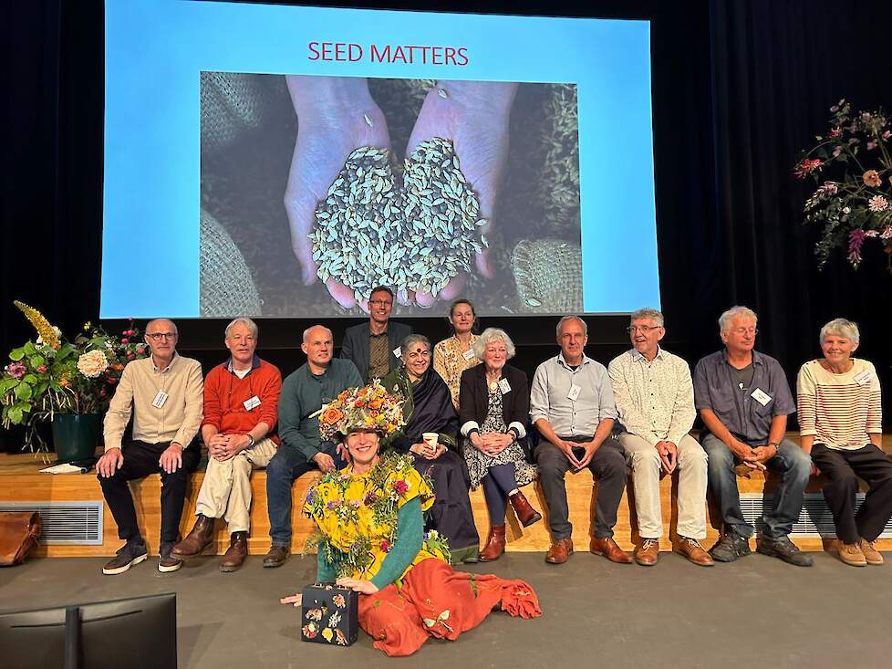 Alle sprekers van het congres Boven: Peter Oldenkamp en Marian Blom  Vlnr: Leen Jan Reedijk, René Groenen, Edwin Nuijten, Vandana Shiva, Edith Lammerts van Bueren, Theo Boon, Michel Haring, Jos Jeuken, Greet Lambrecht