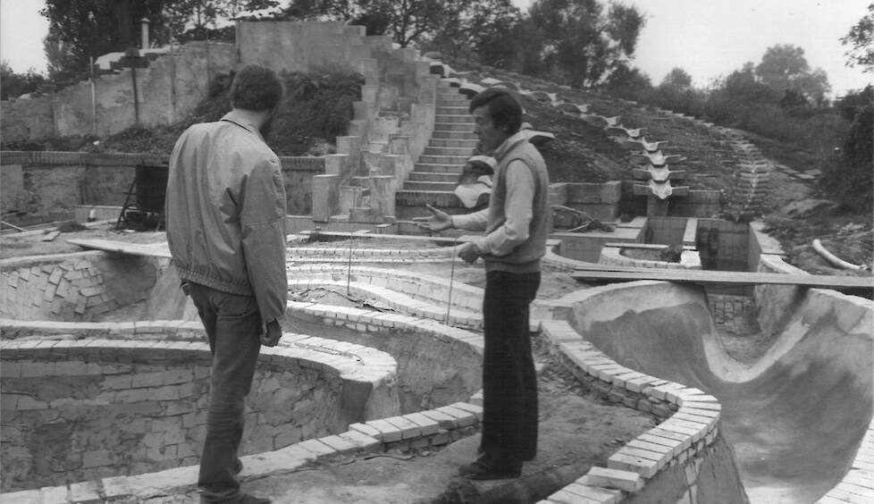 Jan Diek bij het grote flowformproject dat in 1981 op Warmonderhof (toen nog op Thedinghsweert) werd gebouwd om onderzoek te doen naar de vitaliteit van water.