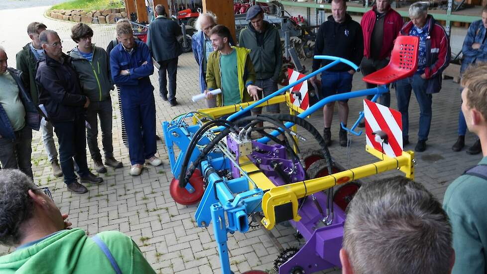 Machine om peen te wieden in een mulchlaag