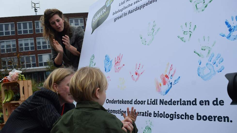 Onder toeziend oog van Quirine de Weerd ondertekende ook de jongste aanwezigen het akkoord.