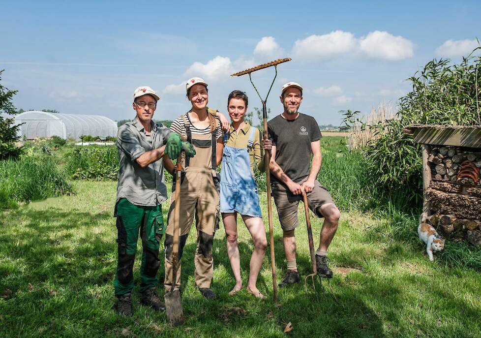 Het team van De Biesterhof (vlnr): Werner, Eline, Claudi, Howard en boerderijkat Pip.