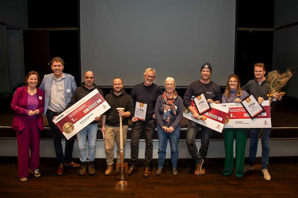 De genomineerden met jury. Van links naar rechts: Maria van Boxtel (hoofdredacteur Ekoland), Ramon van der Tol (Rabobank), Albert Hulleman, Gerrit Marsman jr, Gerrit Marsman sr, Henny Schalen (kopersporen), Sjef van Dongen, Adinda Lodders en Bas Groenevel